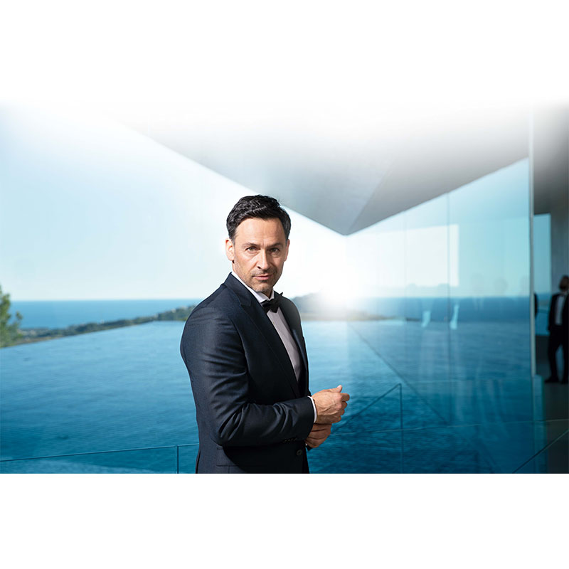 Unbenannt-2_0003_WIDEX_MOMENT_Herr_mit_Fliege_frontal