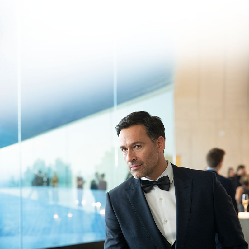 Unbenannt-2_0006_WIDEX_MOMENT_Herr_mit_Fliege_seitl